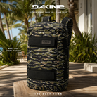 Mochila Dakine Mission Street Pack 25L Tiger Camo en fotografía editorial propia de THE SURF TOWN en entorno outdoor premium tropical