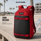 Mochila Dakine Urbn Mission Deep Crimson en fotografía editorial propia de THE SURF TOWN, mochila urbana roja y negra para uso diario, skate y surf lifestyle