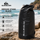 Mochila Estanca Quiksilver Medium Stash 15L Black para surf y playa, imagen editorial propia de THE SURF TOWN
