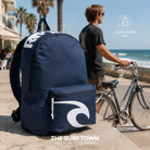 Mochila Rip Curl Dome Navy de 17 litros junto al mar, imagen editorial propia de THE SURF TOWN