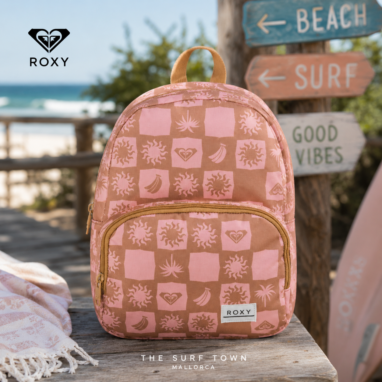 Mochila Roxy Always Core Printed AX en fotografía editorial propia de THE SURF TOWN sobre pasarela de playa con estilo surf lifestyle femenino y luz natural diurna