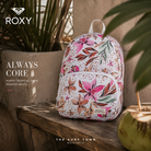 Mochila Roxy Always Core Printed White Happy Tropical Swim en fotografía editorial propia de THE SURF TOWN sobre banco de madera tropical con estilo beach club premium y surf lifestyle femenino