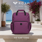 Mochila Roxy Wave Whisper Rubber 13L Blackberry Wine para mujer con compartimento acolchado para portátil en una imagen editorial propia de the surf town