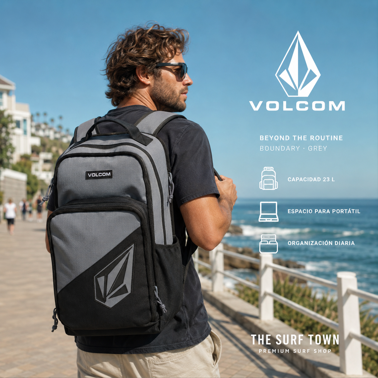 Mochila Volcom Boundary Backpack Grey de 23 litros llevada en un paseo costero, imagen editorial propia de THE SURF TOWN