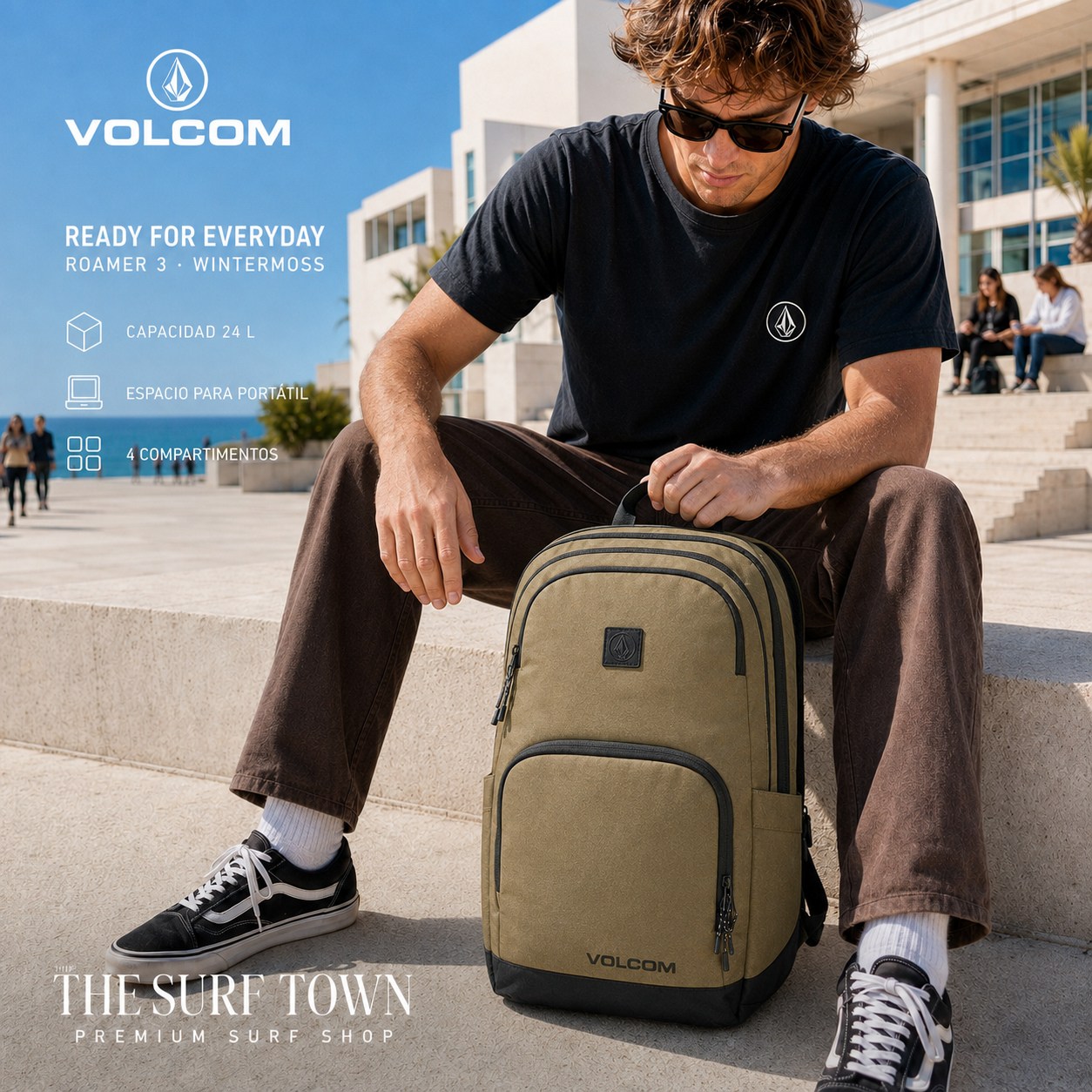 modelo en explanada con Mochila Volcom Roamer 3 Wintermoss de 24 litros en un campus costero, imagen editorial propia de THE SURF TOWN