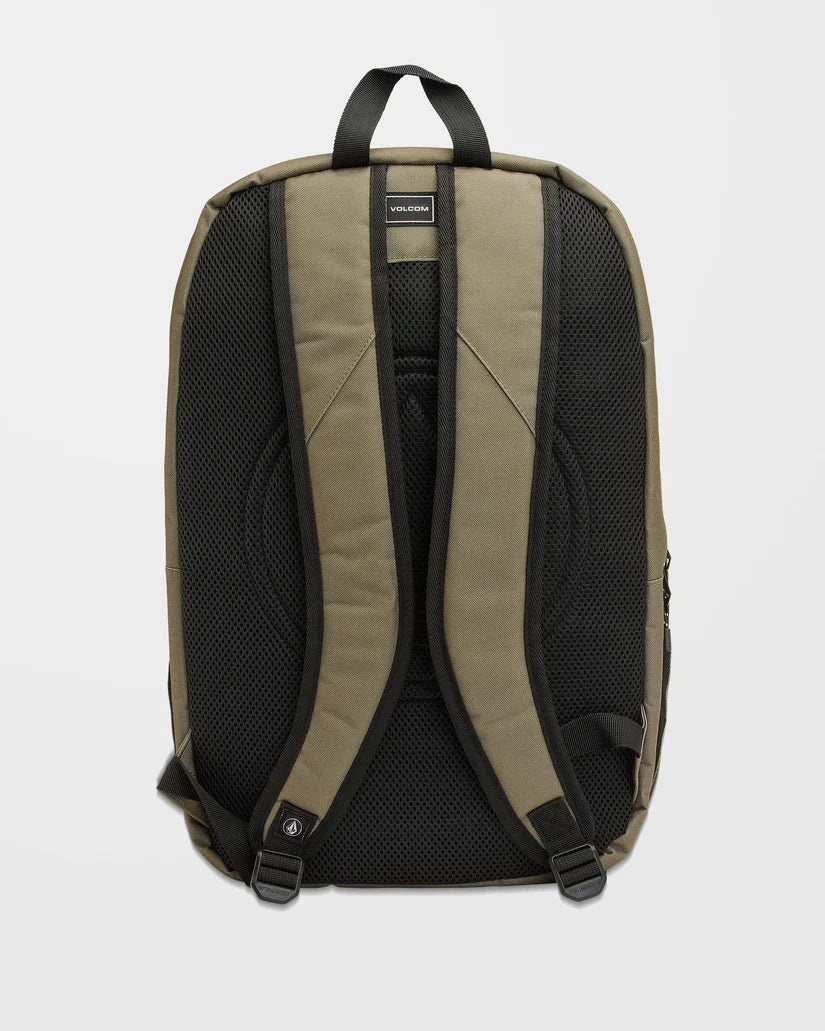 parte trasera de Mochila Volcom Roamer 3 Wintermoss de 24 litros en un campus costero, imagen editorial propia de THE SURF TOWN
