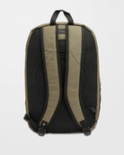 parte trasera de Mochila Volcom Roamer 3 Wintermoss de 24 litros en un campus costero, imagen editorial propia de THE SURF TOWN
