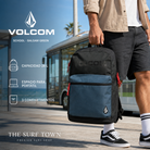 Mochila Volcom School Balsam Green de 26 litros en una imagen editorial propia de THE SURF TOWN