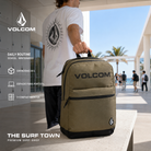 Mochila Volcom School Wintermoss de 26 litros en un campus costero, imagen editorial propia de THE SURF TOWN