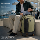 Mochila Volcom Venture Elevated Backpack Olive de 22 litros junto a un viajero, imagen editorial propia de THE SURF TOWN