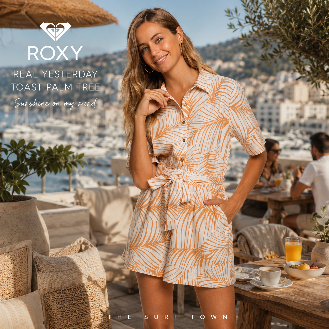 Mono corto Roxy Real Yesterday Toast Palm Tree en fotografía editorial propia de THE SURF TOWN en rooftop brunch club premium con vistas a la marina y estilo surf lifestyle femenino