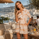 Mono corto Roxy Real Yesterday Toast Palm Tree en fotografía editorial propia de THE SURF TOWN en rooftop brunch club premium con vistas a la marina y estilo surf lifestyle femenino