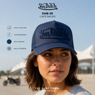 Mujer con Gorra Von Dutch EMB 09 azul marino en una imagen editorial propia de THE SURF TOWN con estética café racer.