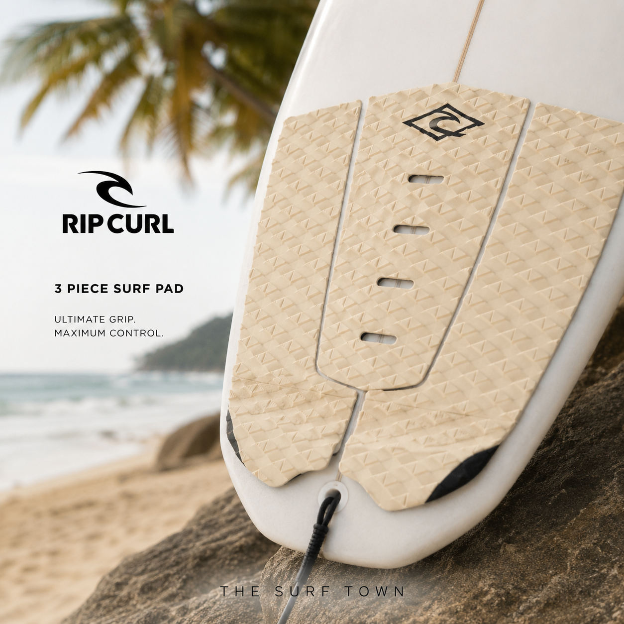 Pad de surf Rip Curl de 3 piezas color crema en fotografía editorial propia de THE SURF TOWN sobre tabla de surf en playa tropical, grip de tracción para surf con máxima adherencia y control en las maniobras.