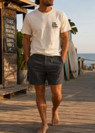 Pantalón híbrido Vissla Fin Box Midnight para hombre en paseo marítimo surf lifestyle premium Costa del Sol