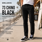 Pantalones Billabong 73 Chino Black en fotografía editorial propia de THE SURF TOWN, pantalón chino negro para hombre con estilo surf urbano premium en paseo marítimo