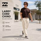 Hombre con pantalones Billabong Larry Cord Chino de pana color crudo en una plaza urbana, imagen editorial propia de THE SURF TOWN