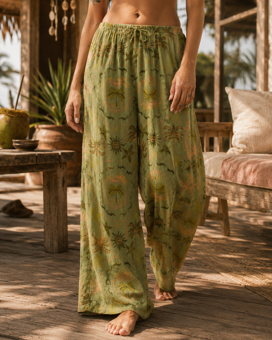 Pantalones Billabong verdes mujer estilo boho surf premium en terraza tropical lifestyle