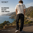 Pantalones Carhartt WIP Klondike Black One Wash en fotografía editorial propia de THE SURF TOWN con experiencia roadtrip coastal premium y estilo urbano outdoor