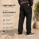 Pantalones Carhartt WIP Master Pant Black Rinsed II en fotografía editorial propia de THE SURF TOWN con estilo urbano, corte relajado y diseño resistente para uso diario