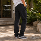 Pantalones Carhartt WIP Vicious Pant Black One Wash en fotografía editorial propia de THE SURF TOWN con estilo urbano masculino, denim negro y look premium inspirado en el streetwear