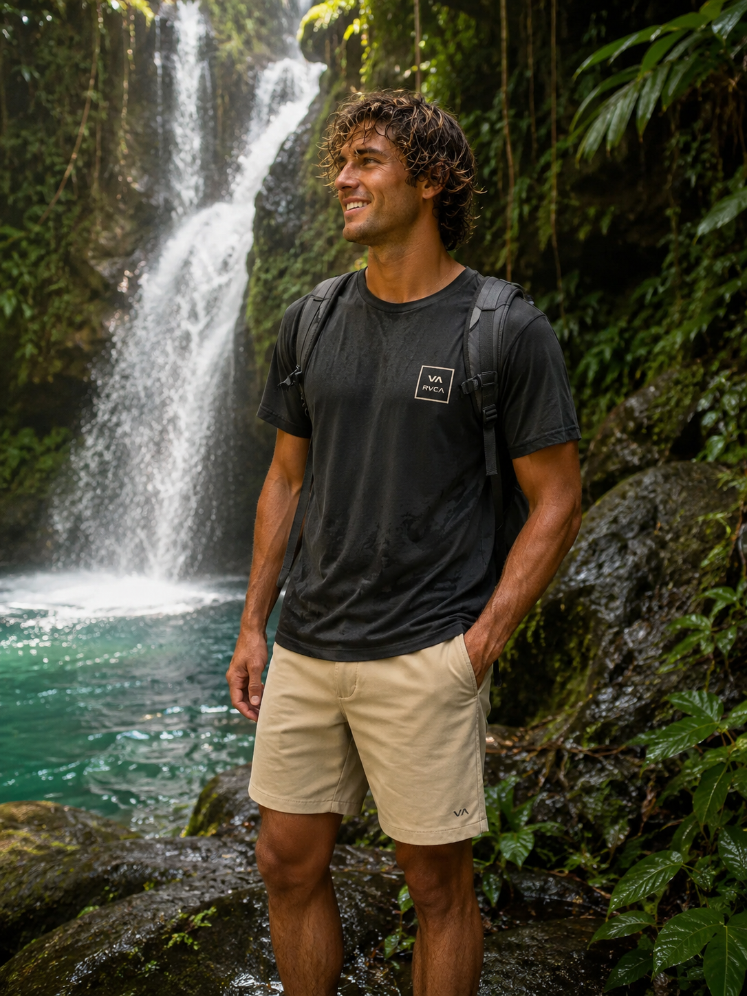 Pantalón híbrido RVCA khaki hombre en cascada tropical selva lifestyle premium