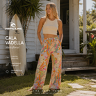 Fotografía propia de THE SURF TOWN de los pantalones Rip Curl Cala Vadella Multifloral para mujer en una surf house australiana con tablas de surf, jardín costero y ambiente surf lifestyle premium.