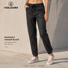 Pantalones Volcom Painterly Jogger Black para mujer en fotografía editorial propia de THE SURF TOWN con estilo casual urbano y denim negro cómodo
