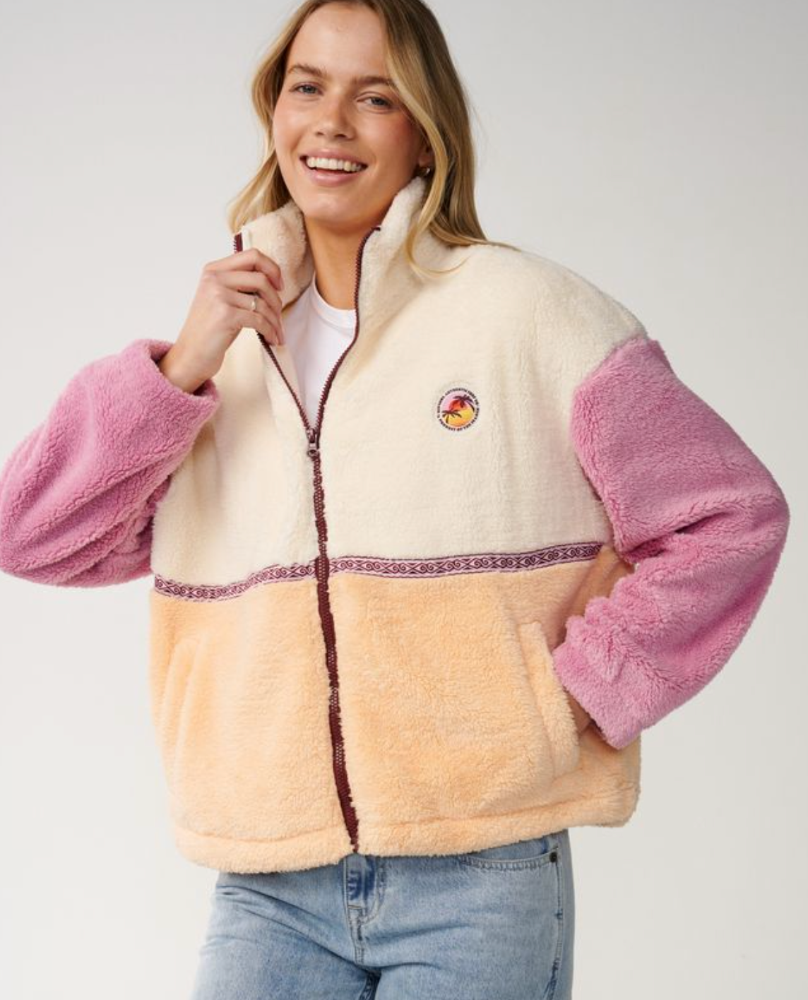mujer vistiendo una Forro Polar Rip Curl Surf Revival Hershell