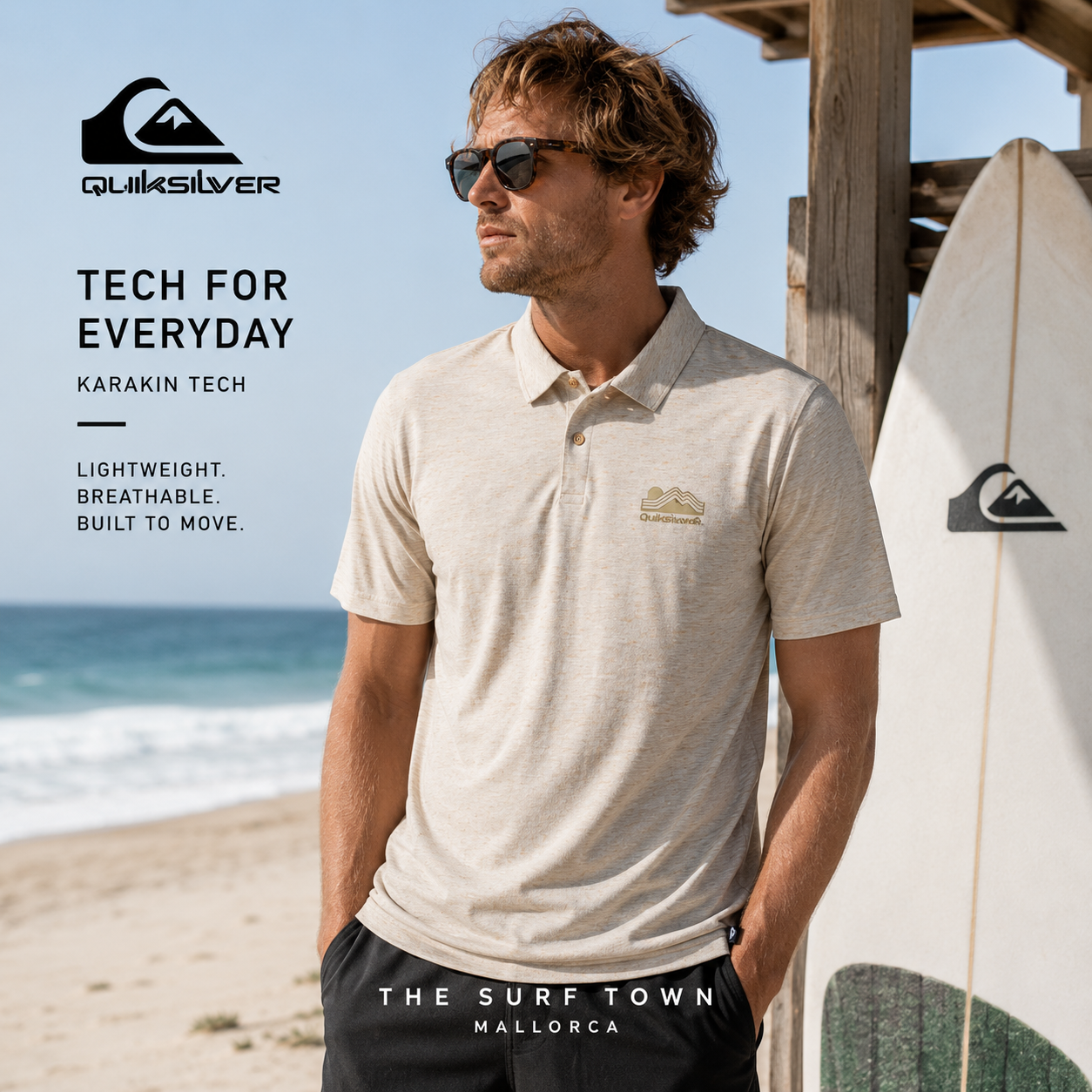 Polo Quiksilver Karakin Tech Birch en fotografía editorial propia de THE SURF TOWN junto a tabla de surf frente al mar con estilo surf lifestyle premium y luz natural diurna