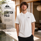 Fotografía propia de THE SURF TOWN del polo Quiksilver Strecht White para hombre en arquitectura japonesa minimalista con estilo surf lifestyle premium