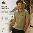 Polo Quiksilver Stretch Verde Aloe verde oliva claro en escena surf lifestyle premium junto al mar