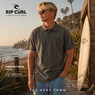 Polo Rip Curl Fade Out Rock para hombre en entorno costero surf premium, fotografía editorial propia de THE SURF TOWN inspirada en el surf lifestyle y la moda casual de verano