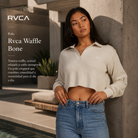 Polo Rvca Waffle Bone de mujer en piscina brutalista con estética editorial surfwear premium y luz natural