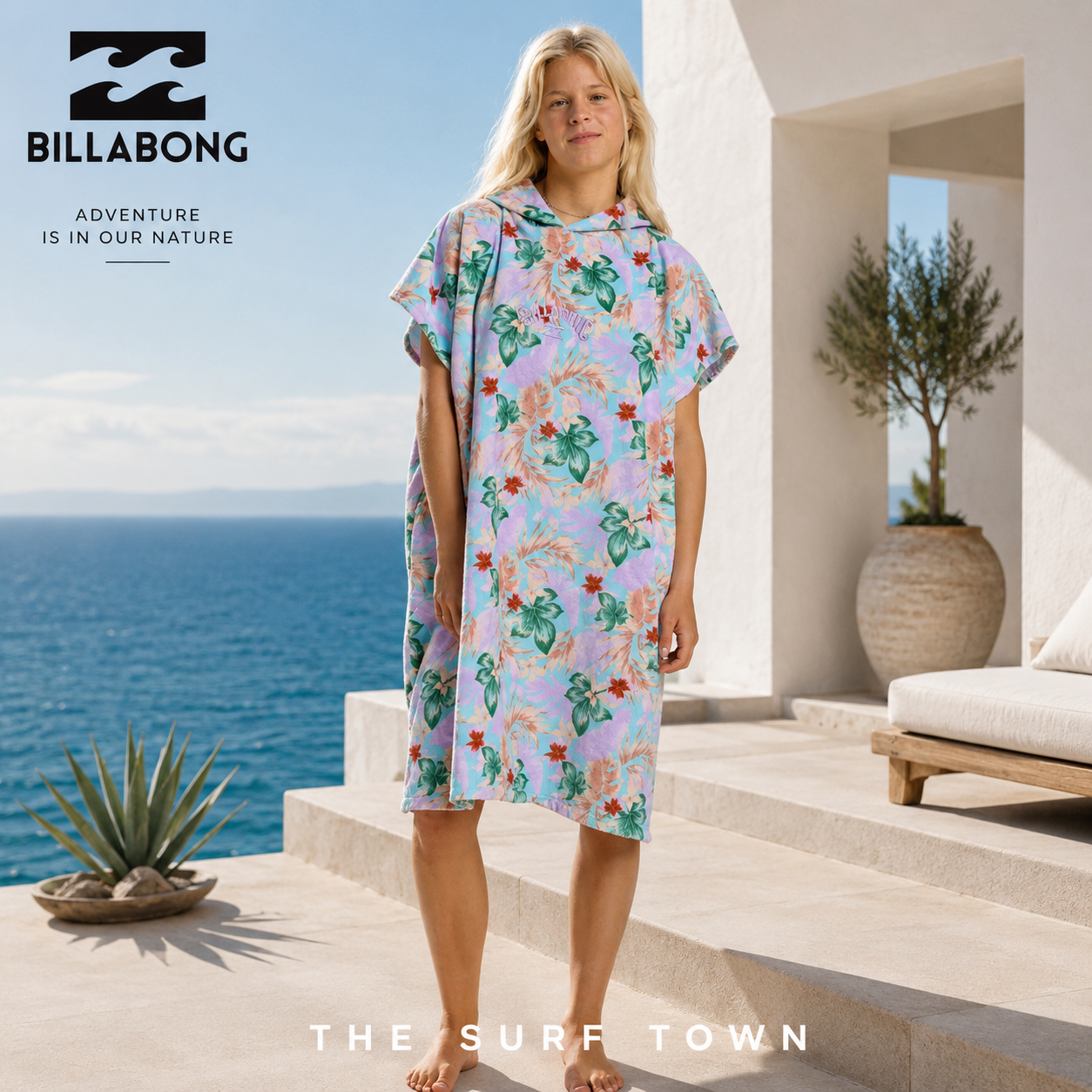Poncho toalla Billabong Hooded Towel Coastal Blue para mujer en hotel boutique minimalista frente al mar, fotografía editorial propia de THE SURF TOWN inspirada en el beach lifestyle premium