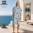 Poncho toalla Billabong Hooded Towel Coastal Blue para mujer en hotel boutique minimalista frente al mar, fotografía editorial propia de THE SURF TOWN inspirada en el beach lifestyle premium