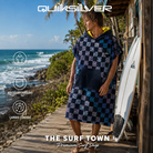 Poncho Quiksilver Hoody Towel Dark Navy Next Gen con surfista en imagen editorial propia de THE SURF TOWN