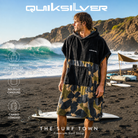 Poncho Quiksilver Hoody Towel Grape Leaf con surfista en imagen editorial propia de THE SURF TOWN