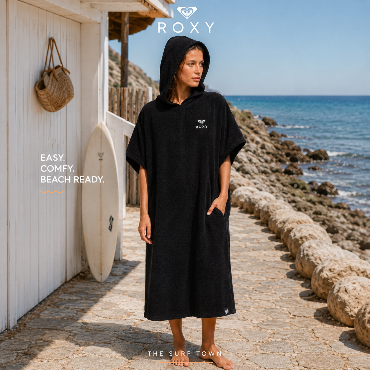 Poncho Roxy Sunny Joy Black para mujer en escenario lifestyle costero premium junto al mar