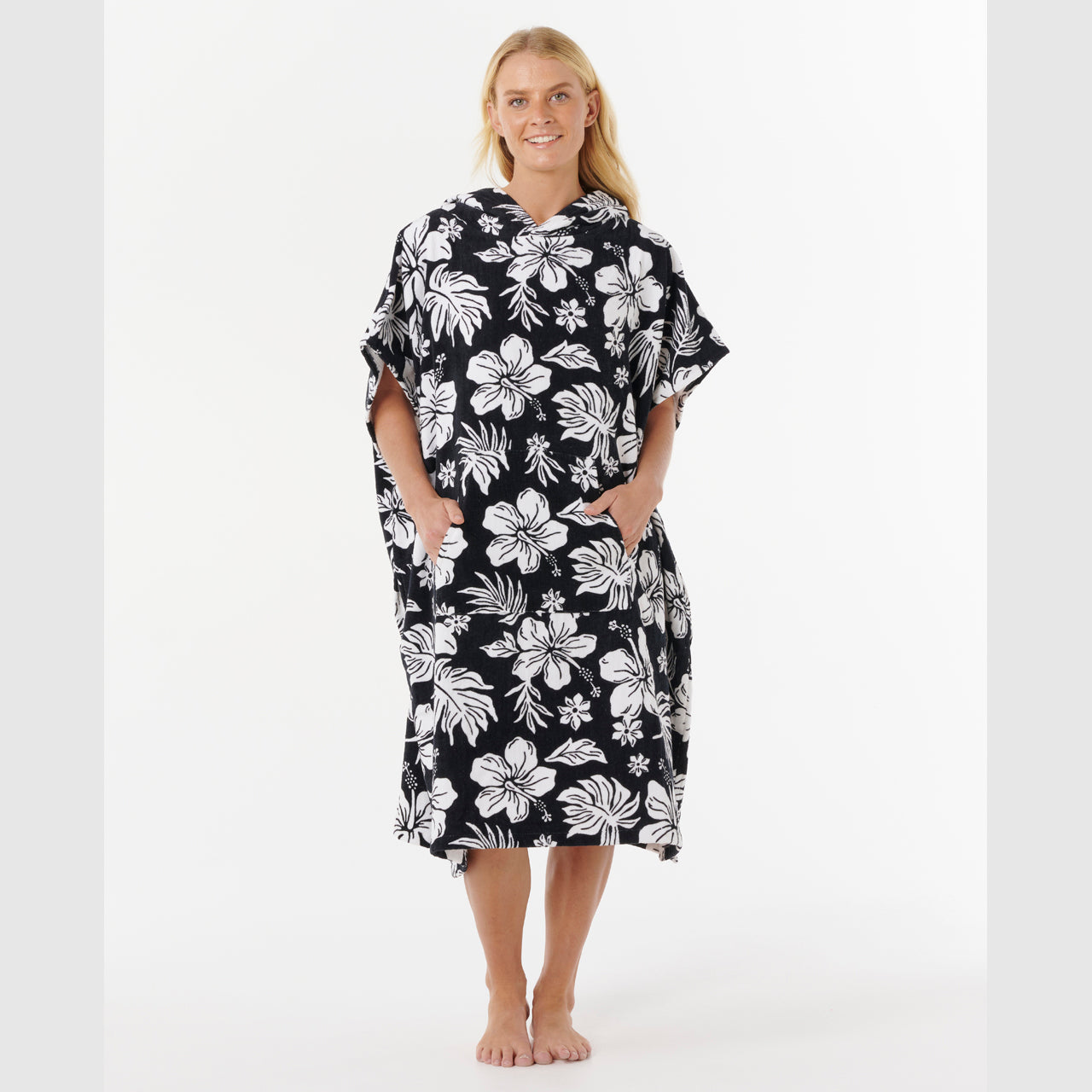 Poncho toalla RIP CURL negro con flores blancas con capucha y bolsillo para surf playa