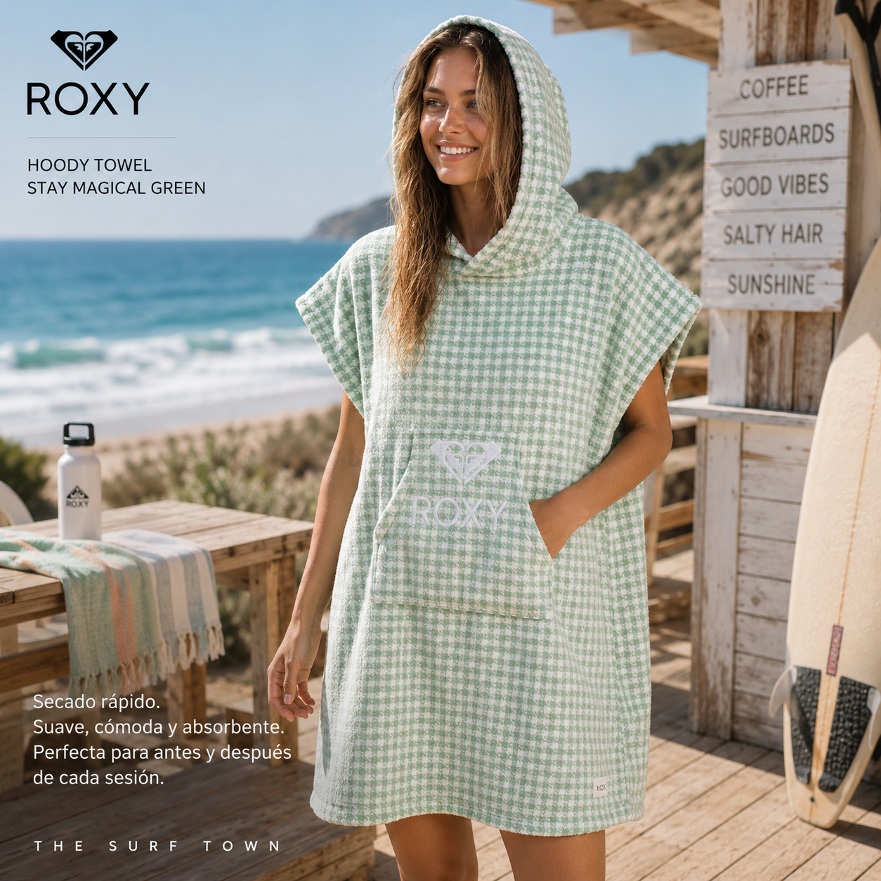 Poncho Toalla Roxy Hoody Towel Stay Magical Green en beach club surfero frente al mar, imagen exclusiva creada por THE SURF TOWN con fotografía lifestyle surf femenina