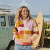 mujer llevando un Forro Polar Rip Curl Retro Swell Standard durante una sesion editorial de video de the surf town en la playa