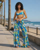 modelo llevando unos Pantalones Billabong Split Spirit Agua Flores en un video promocional propio de the surf town en el paseo maritimo