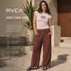 video editorial propio de the surf town de mujer en exterior de casa llevando unos Pantalones RVCA New Yume Wide Terra Brown