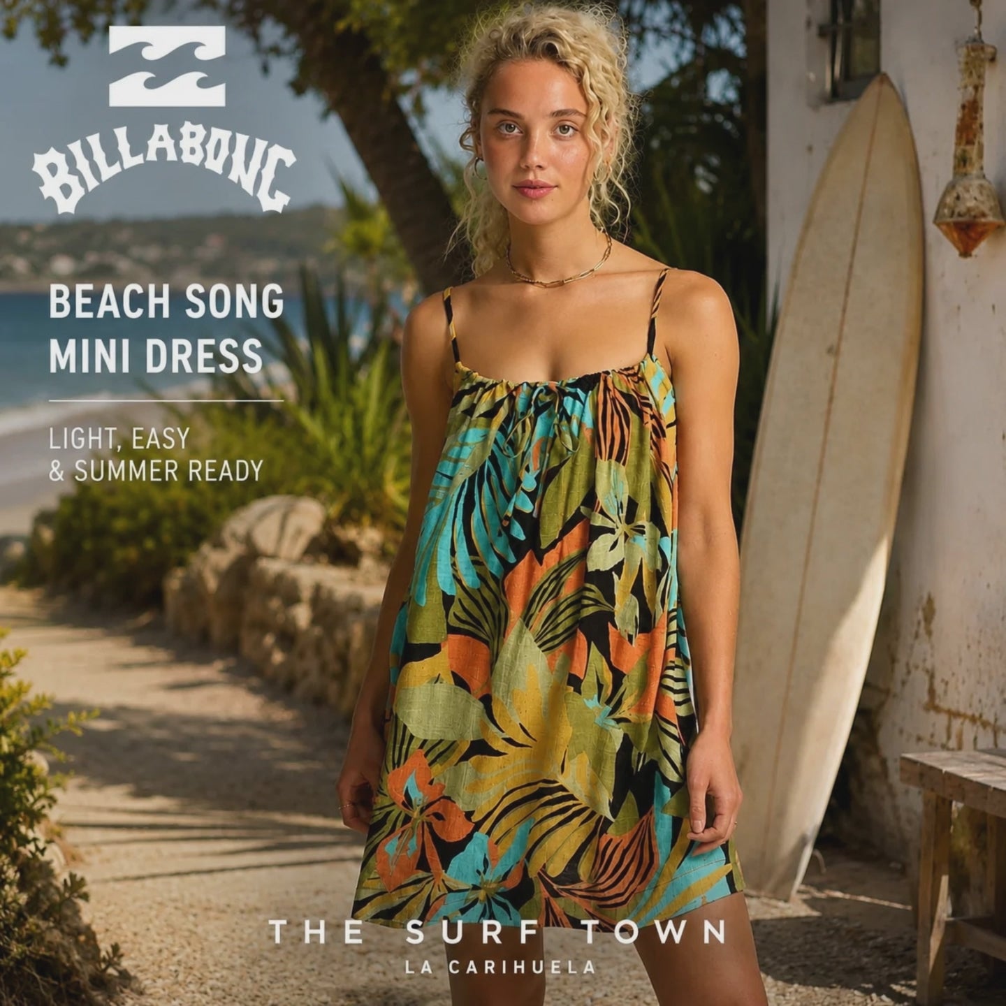 modelo vistiendo un Vestido Billabong Beach Song Printed Mini en un video promocional de the surf town en el exterior de un resort de Bali junto a la playa