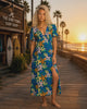 modelo llevando un Vestido Billabong Jet Set Agua Flores en un video promocional propio de the surf town en un pase maritimo de madera al atardecer