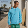video editorial propio de the surf town de modelo lelvando por la calle una sudadera quiksilver screen fineline color aqua
