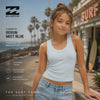 niña modelo llevando una Camiseta Billabong Rerun Mist Blue durante una sesion de video editorial propia de the surf town en un paseo junto al mar