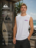 modelo vistiendo una Camiseta Quiksilver EV Quikglobe Muscle White en un video promocional de the surf town en el exterior de una cabaña jutno al mar