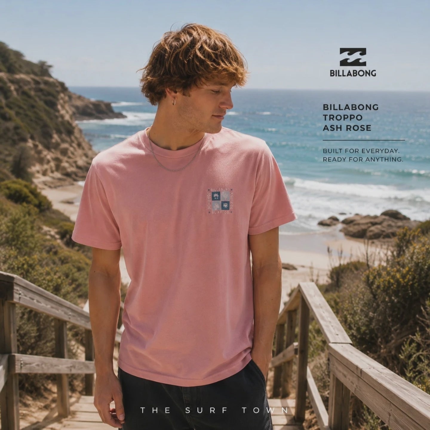 modelo vistiendo una Camiseta Billabong Troppo Ash Rose en una sesion de video promocional propia de the surf town en una pasarela de madera junto a la playa